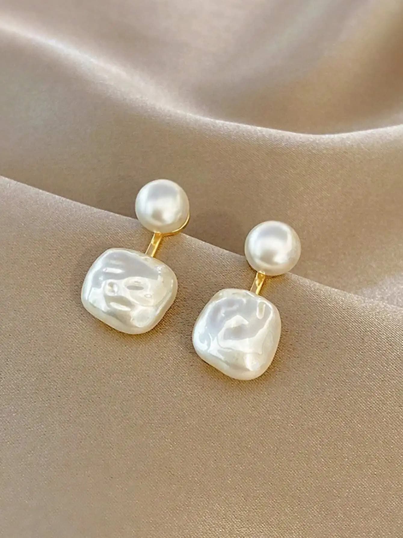 Eleganti Orecchini Bicolore con Perle Bianche: Perno Rotondo e Pendente Barocco Quadrato Irregolare per Donna