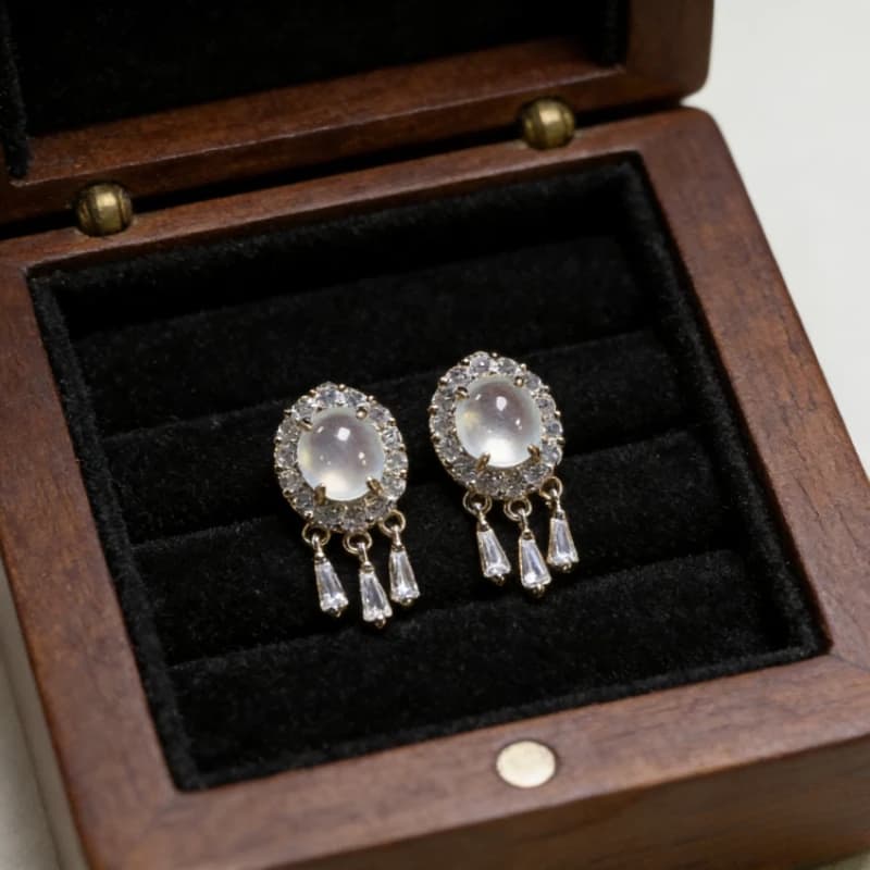 Nuovi Orecchini a Goccia in Vetro Effetto Calcedonio Bianco Ghiaccio con Nappa, Placcati in Argento 925, Eleganti e Raffinati