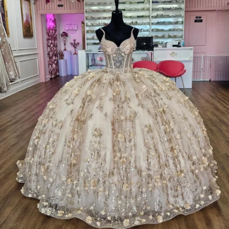 Champagne lucido Abiti stile Quinceanera Abito da ballo Cinghia per spaghetti Paillettes Appliques Fiore Perline Tull Corsetto Dolce 16 Abito Vestido
