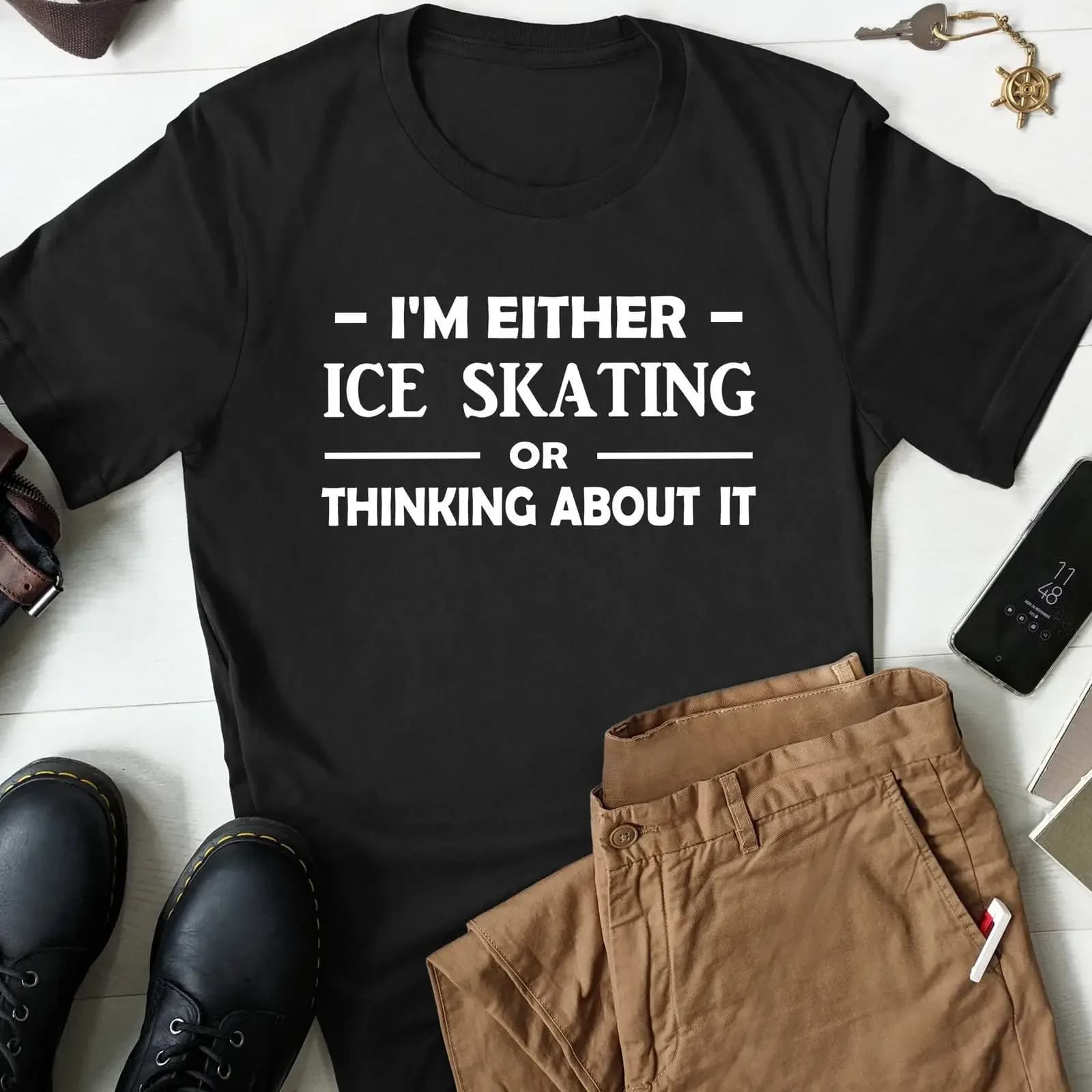 Divertente maglietta con slogan 'I'm Either Ice Skating Or Thinking About It' per amanti dello skating, sport invernali, vintage, effetto lavato, unisex, leggermente usurata.