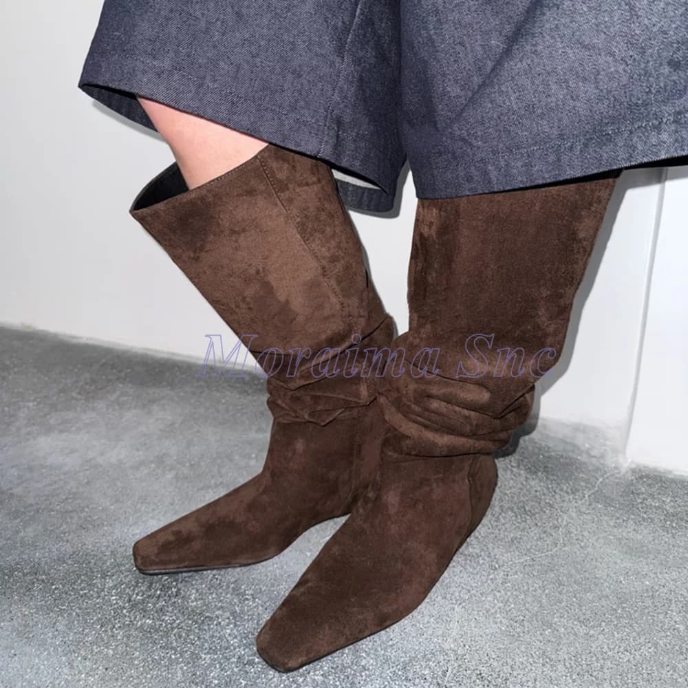 Stivali alti al ginocchio pieghettati con altezza crescente Stivali a punta Slip On in pelle scamosciata Moda Donna Stivali occidentali Autunno Inverno 2026 Nuovo