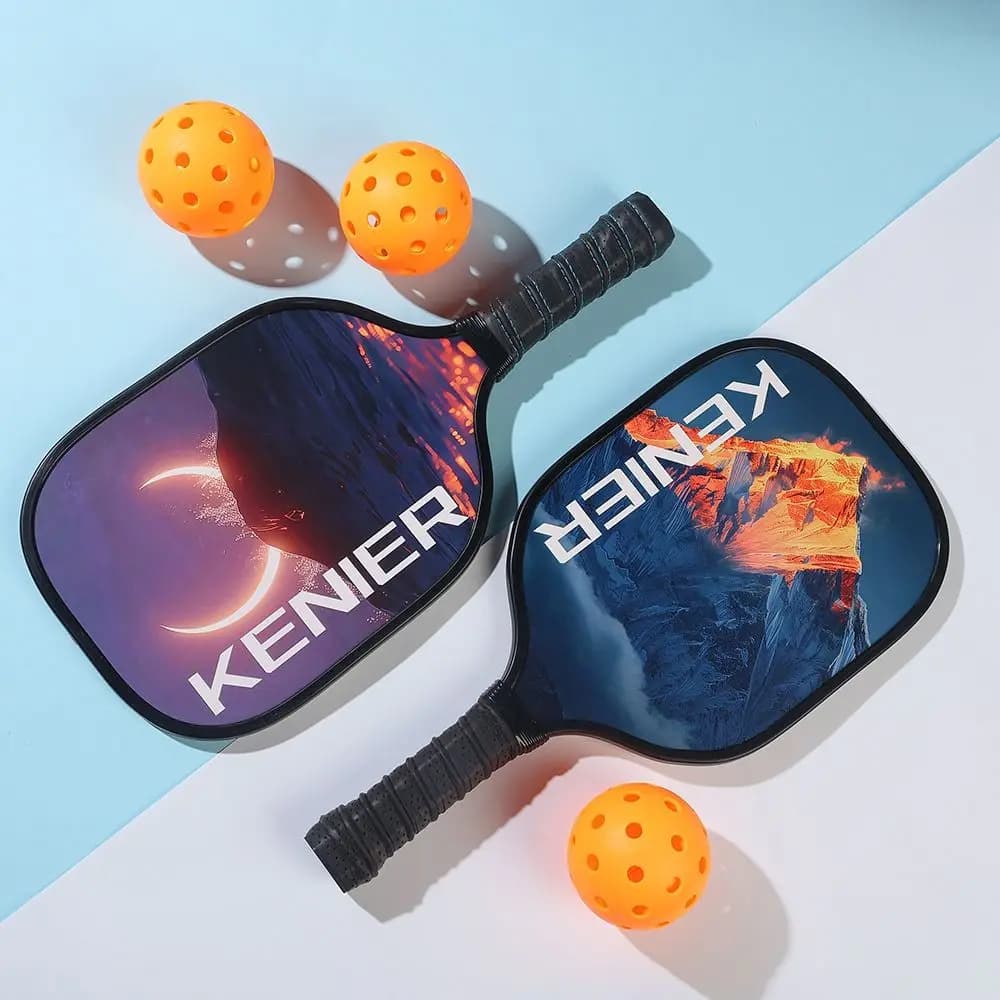 Set di racchette da pickleball antiurto con impugnatura antiscivolo, 2 racchette e 4 palline da pickleball, kit di racchette ad alta resilienza