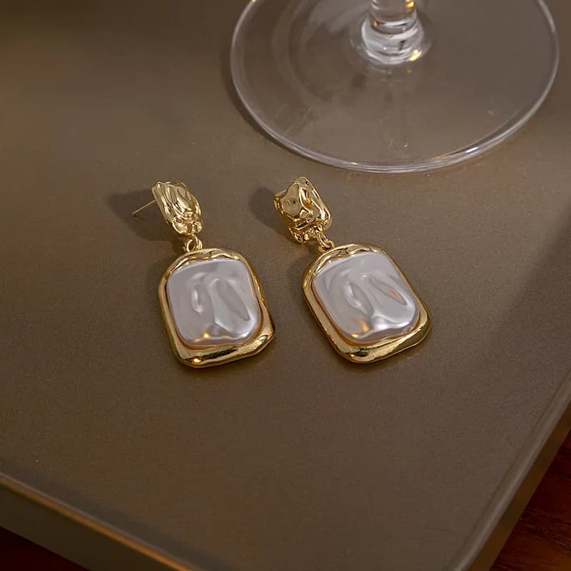 Orecchini pendenti quadrati con perle finte per donna Orecchini pendenti con montatura irregolare in metallo dorato Regalo di gioielli alla moda