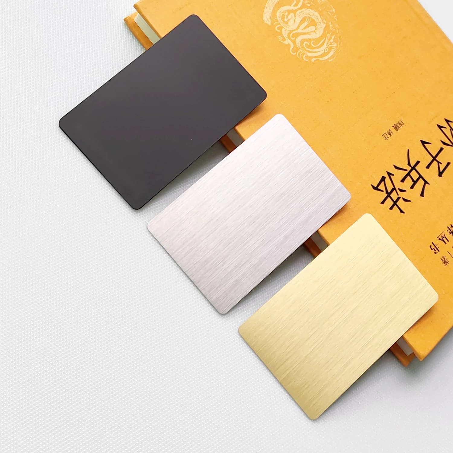 Biglietti da visita ibridi in metallo-PVC vuoto NFC da 5 pezzi da 13,56 MHz con chip 215 e memoria da 504 byte, laser personalizzabile su lato metallico