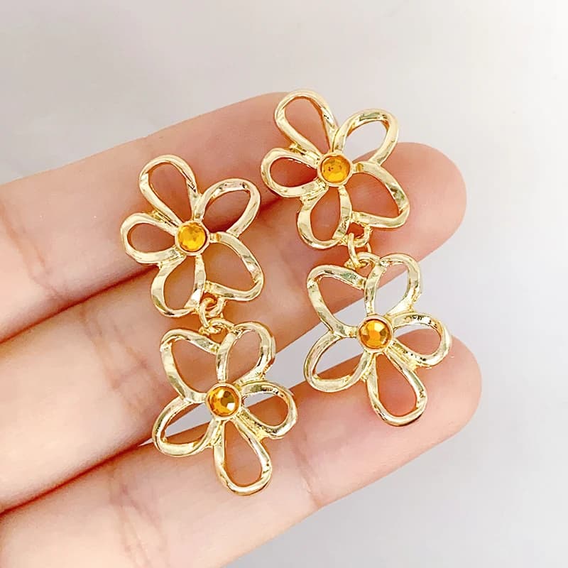 Gold Color Hollow Flower Hanging Earrings New Fashion Rhinestone Middle Floral Bohemian Women's Dangle Earrings pendientes mujer