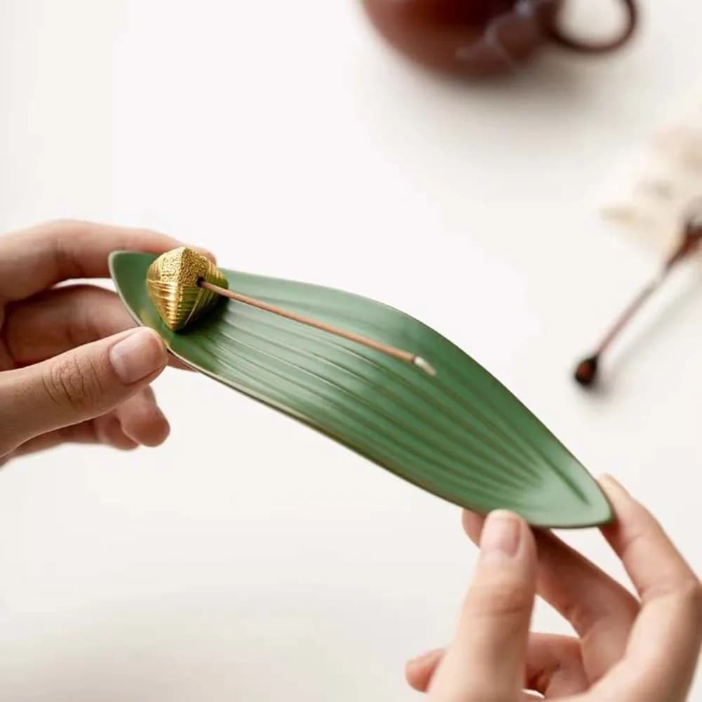 Porta Incenso a Forma di Barca Zongzi, Mini Bruciatore in Ceramica per Bastoncini di Incenso con Base a Foglia Zongzi, Ornamento Tradizionale per Aromaterapia