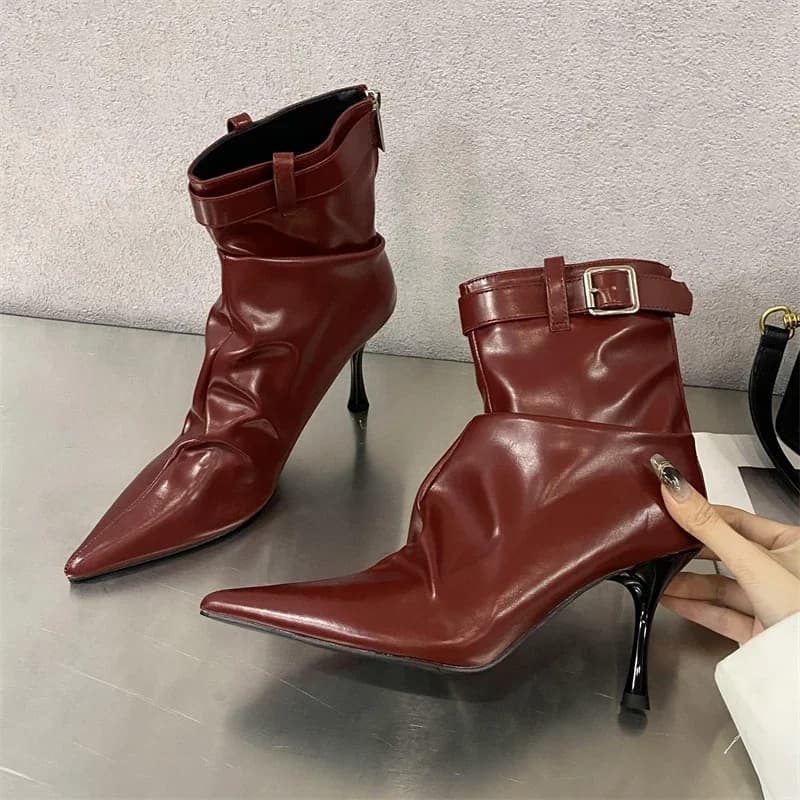 Eilyken Designer Fibbia della cintura Stivaletti da donna pieghettati Autunno Inverno Scarpe a punta Scarpe sexy con tacco sottile Zapatos De Mujer