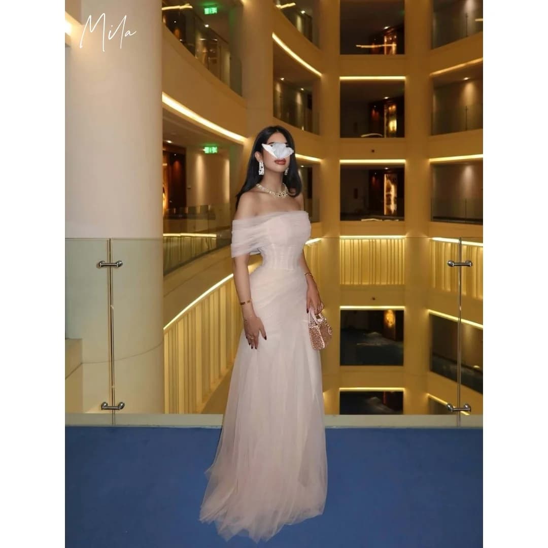 Abito da ballo Mila Blush con spalle scoperte, corpetto in tulle arricciato e gonna a sirena lunga fino al pavimento, personalizzabile per serate formali 2026
