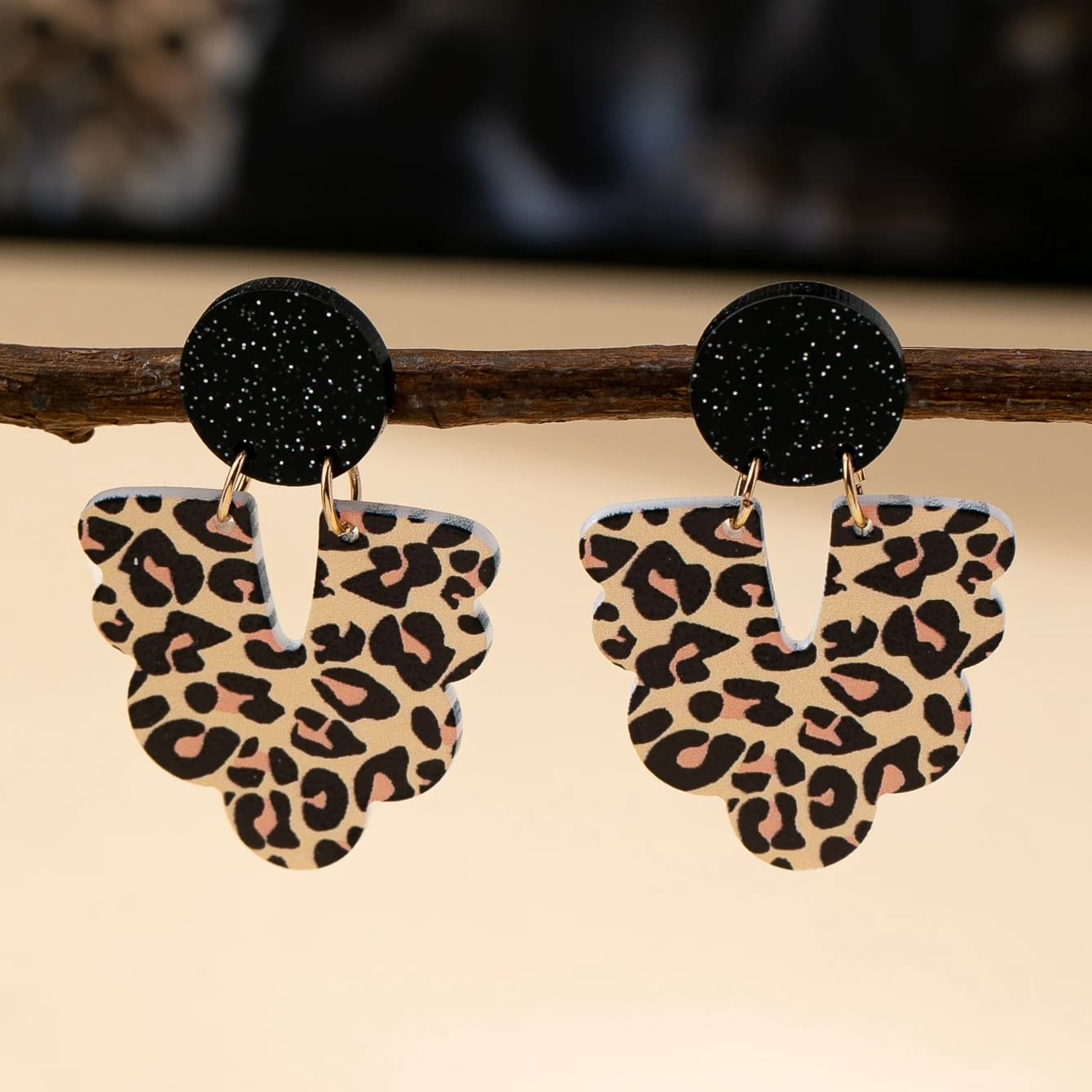 Un paio di orecchini pendenti da donna con stampa geometrica leopardata, adatti per l'autunno e l'inverno, perfetti per l'uso quotidiano e le vacanze
