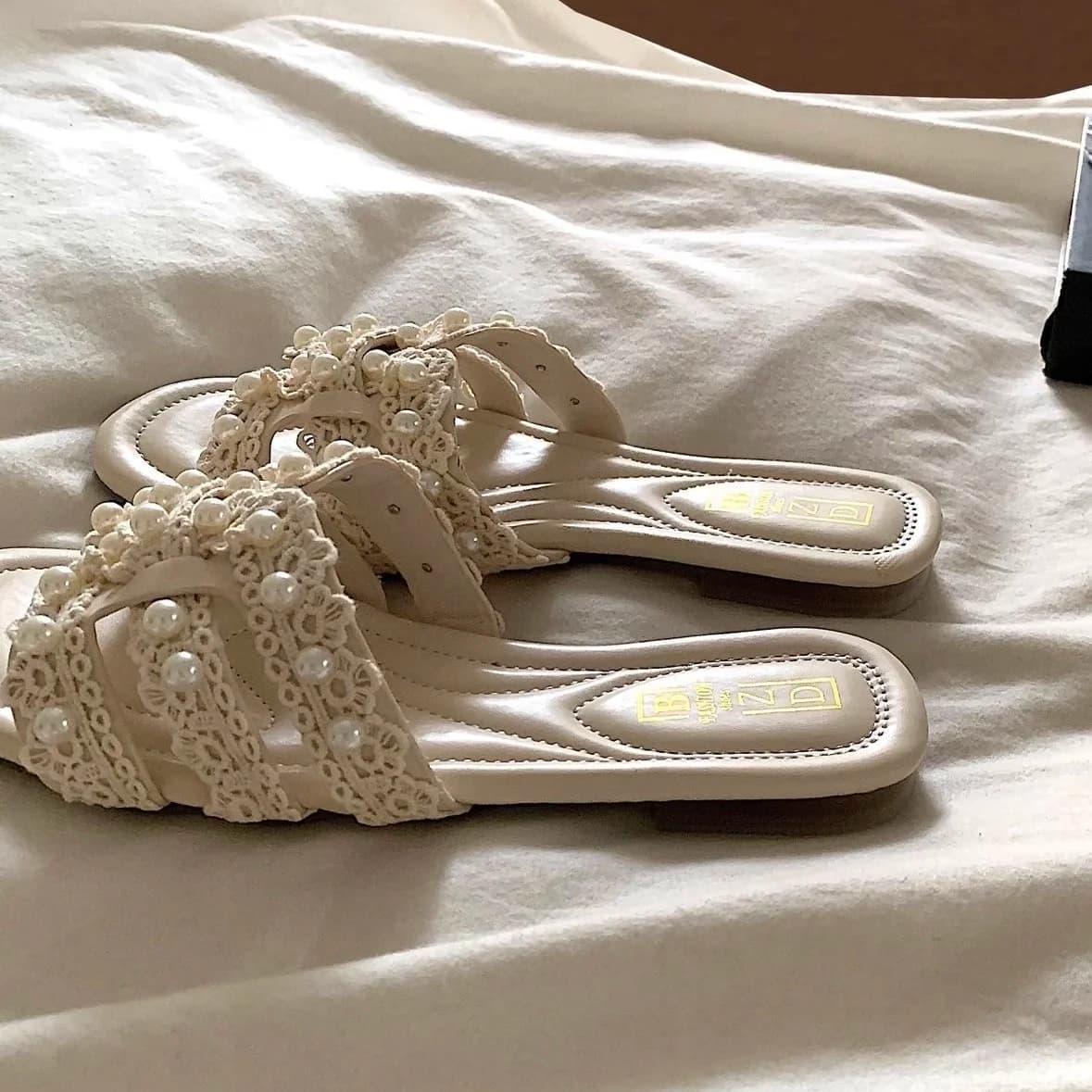 Summer 2026 Pearl Flat Bottom Sandals Women's Fashionable Casual Slip-On Beach Slippers Lightweight Convenient Rubber Sole