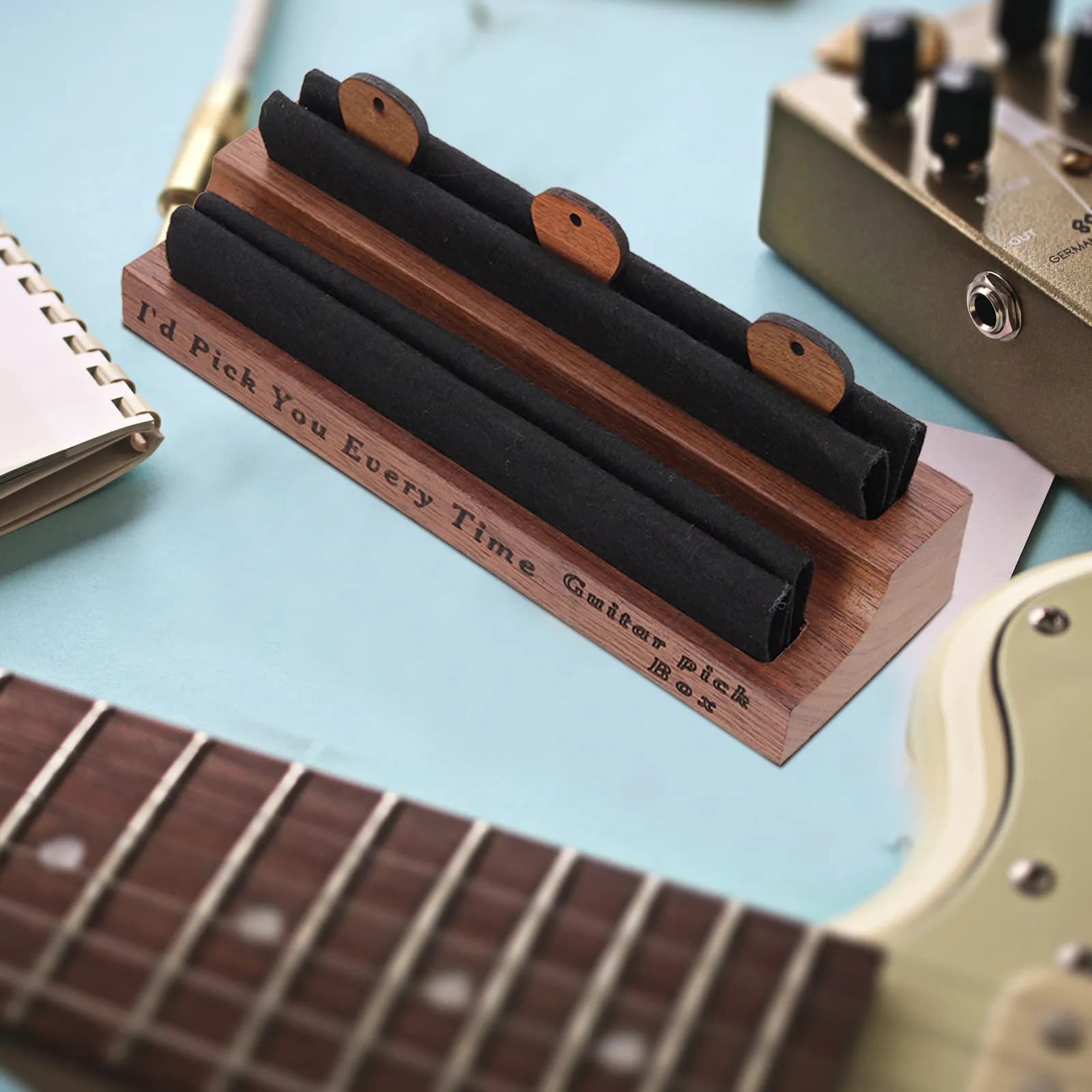 1 set di supporti per plettri per chitarra in legno naturale, bordi lisci, sicuri e comodi da trasportare sempre e ovunque.