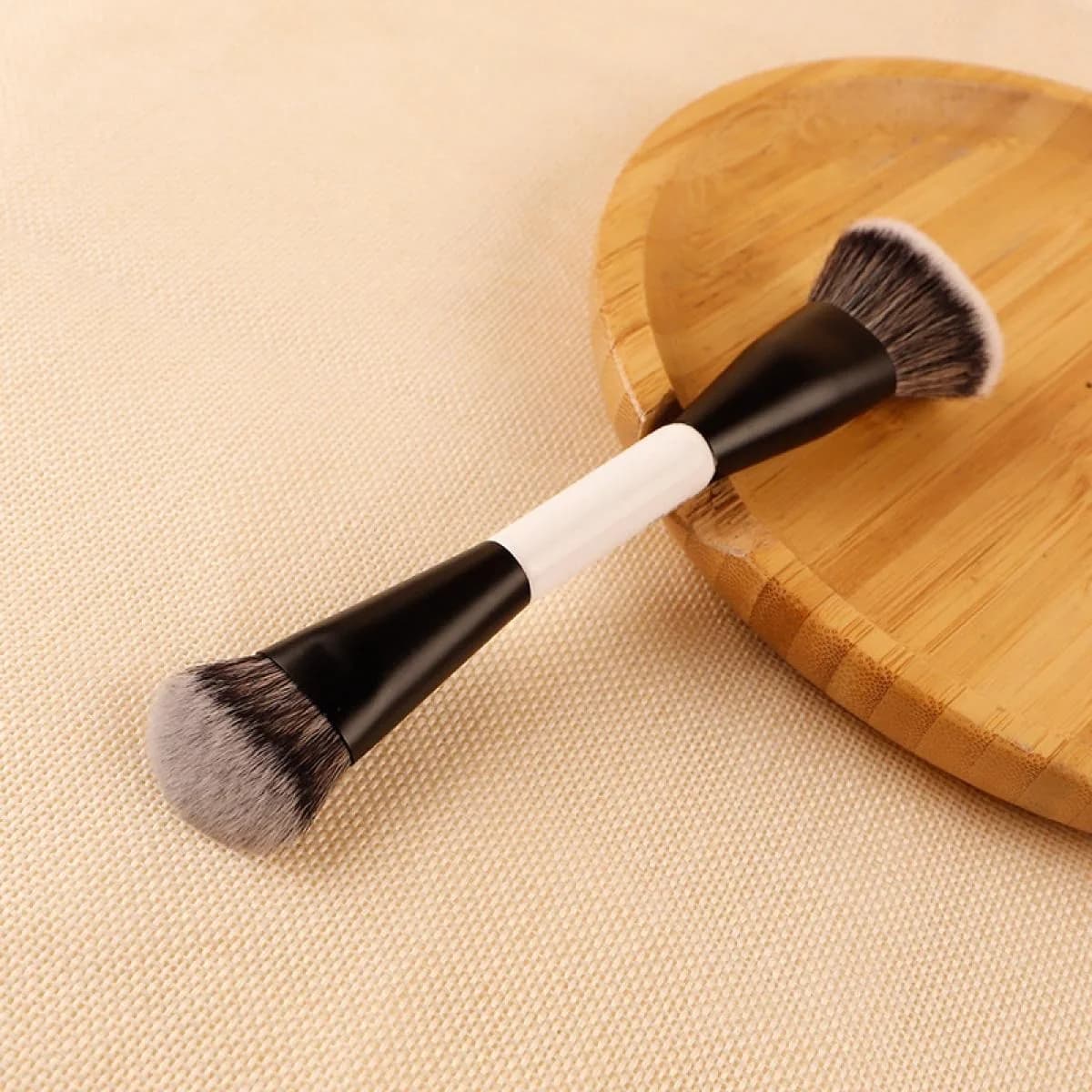 1 double-tip makeup brush and shading brush, multi-purpose to apply foundation and fard (black white)