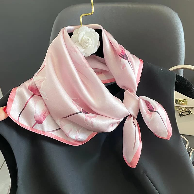 Sciarpa di seta reale al 100% quadrata di marca di lusso Sciarpa da donna avvolgente Fazzoletto da collo Scialle Bandana Moda Piccola Foulard Sciarpe primaverili femminili