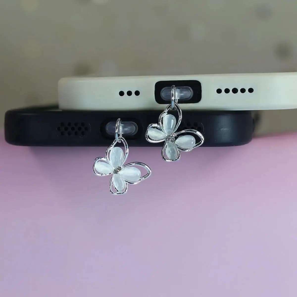 Simpatico tappo antipolvere Fiore Farfalla Tipo C Spina porta di ricarica del telefono per iPhone Tappo di protezione antipolvere per AirPods Ciondolo Regalo da donna