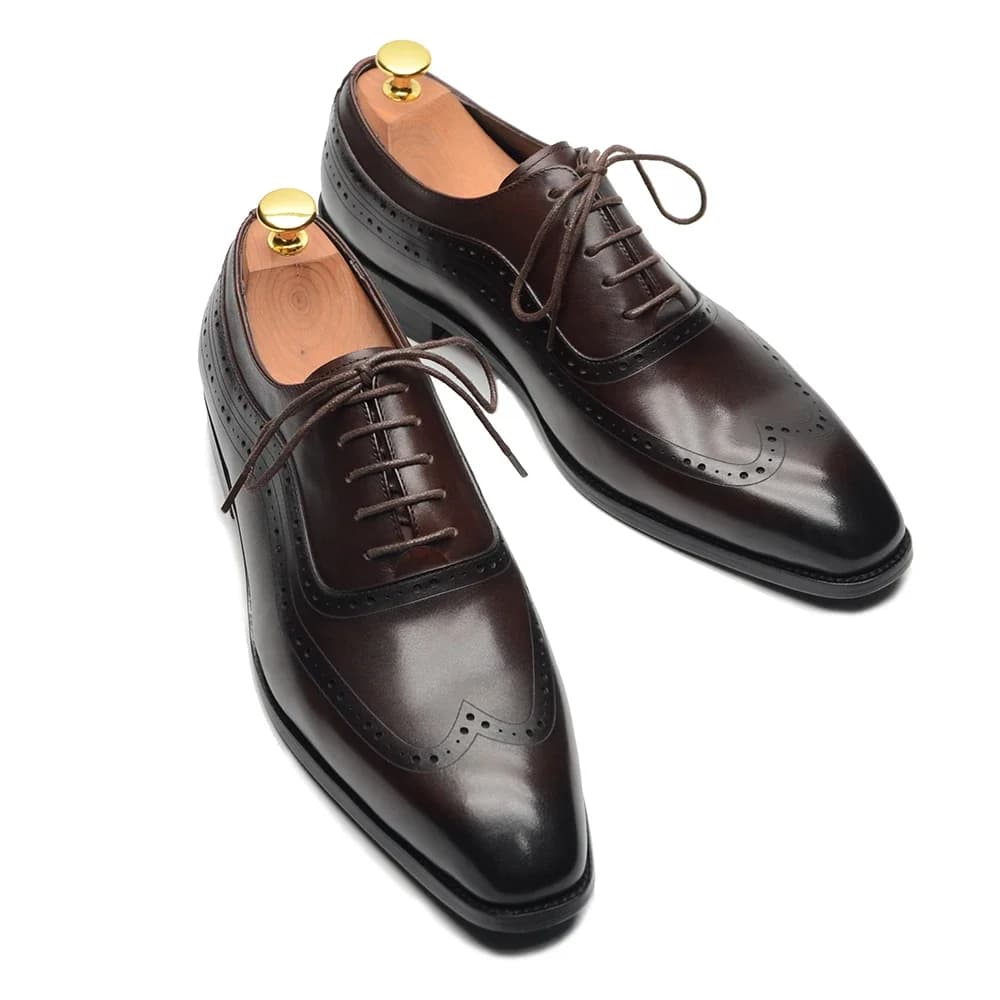 Scarpe eleganti Oxford da uomo di lusso con punta alare Scarpe brogue in vera pelle marrone scuro con lacci a punta Scarpe formali da matrimonio per ufficio aziendale