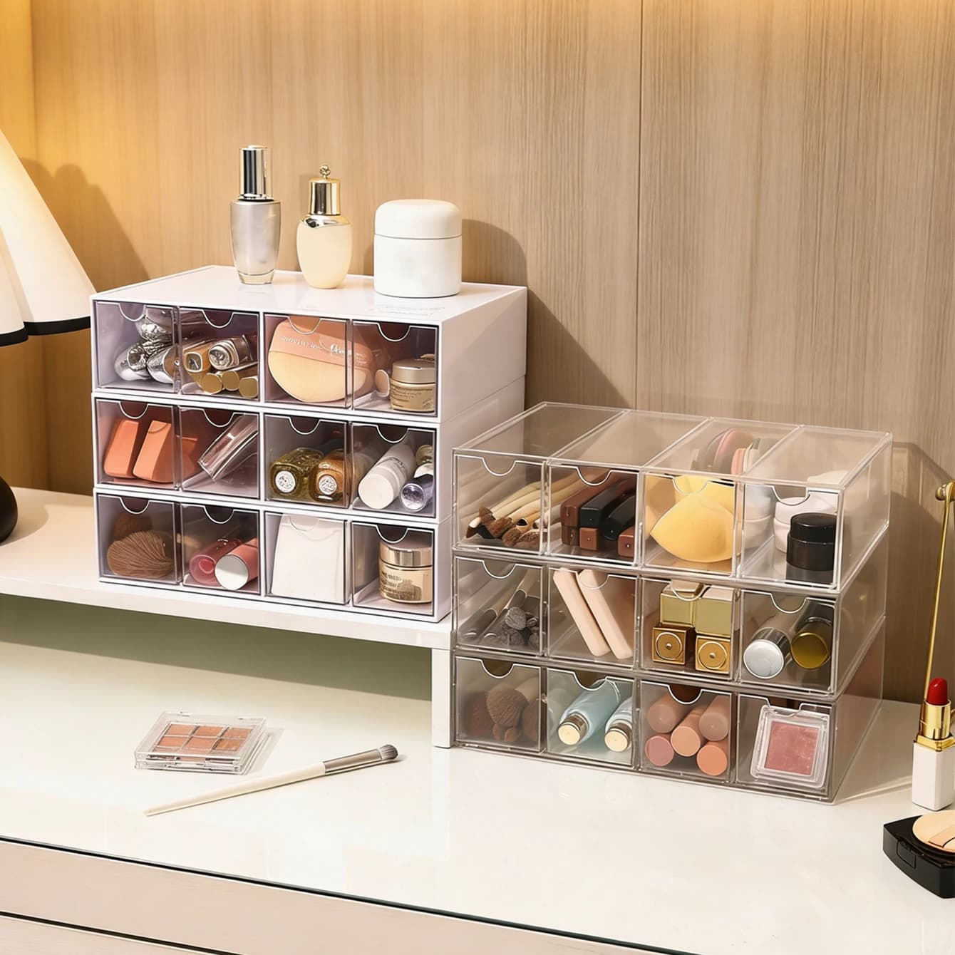 Scatola portaoggetti per cosmetici in acrilico trasparente/bianco, a un livello, con quattro scomparti, impilabile, stile cassetto, per la toeletta.