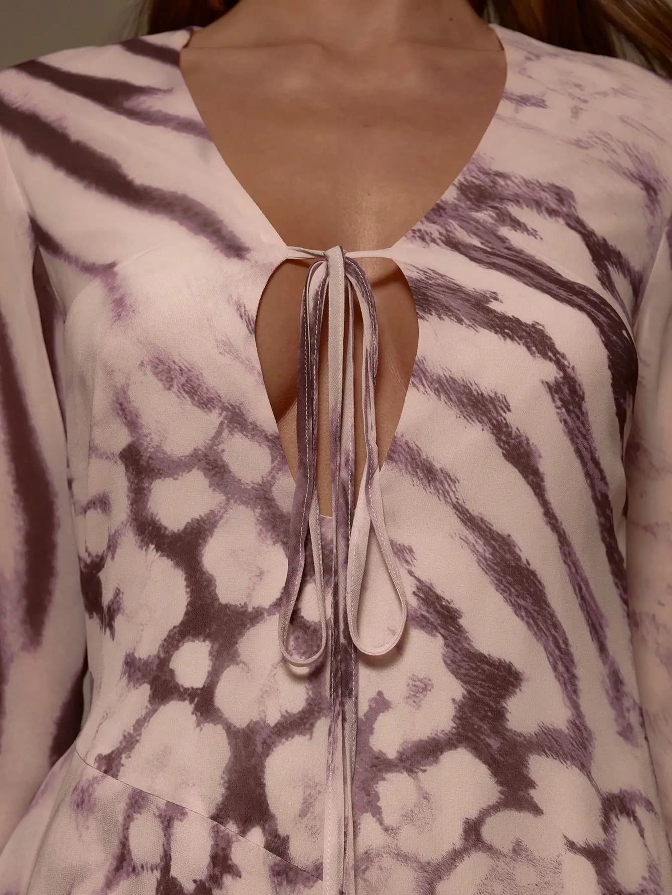 Mini Abito in Chiffon con Scollo Profondo, Allacciatura Frontale, Volant, Maniche Lunghe, Stampa Animalier, Sexy, per Feste, Primavera Estate