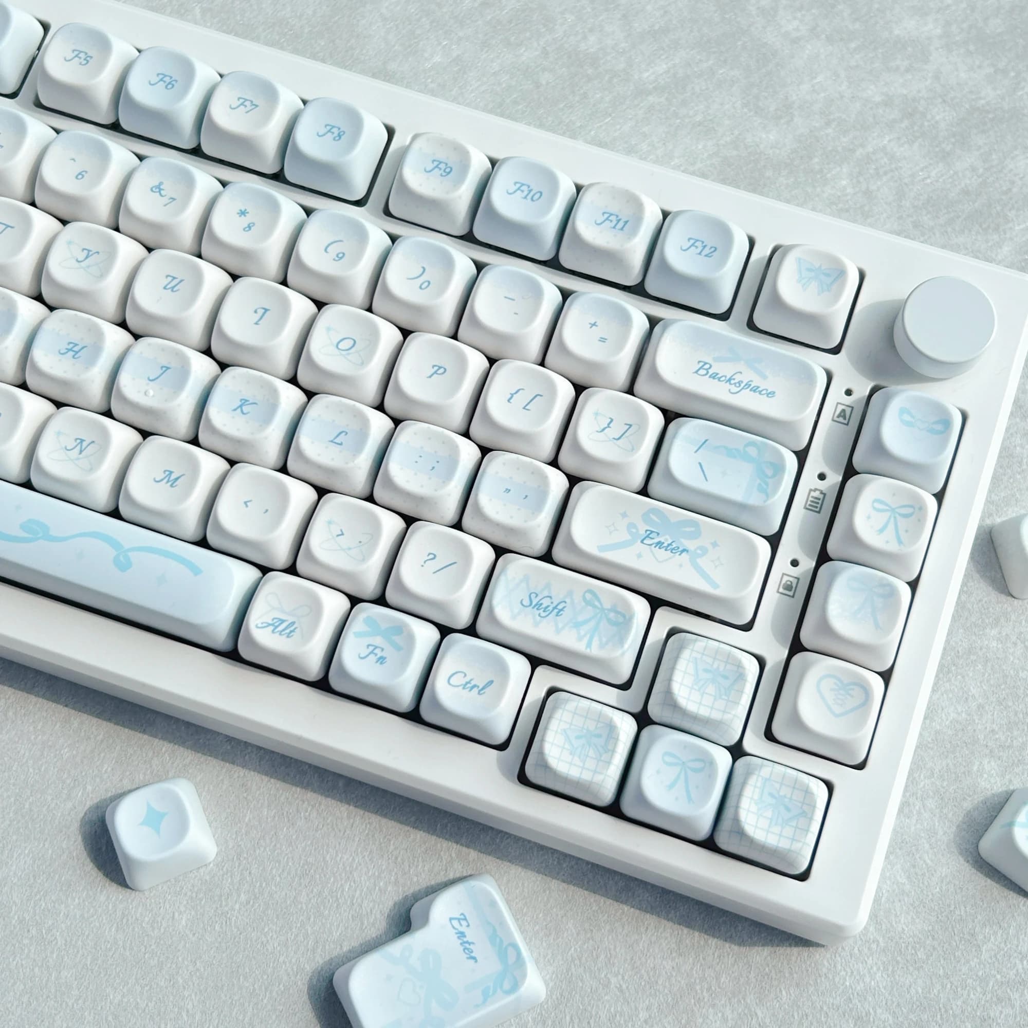MAIMOOO Keycap MOA Azzurro PBT con Sublimazione Termica, Keycap Personalizzati con Fiocco Carino per Tastiere Meccaniche Layout Aula Ajazz Alice