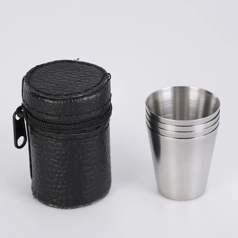 Set di 4 Bicchierini da Shot in Acciaio Inox da 30ml con Custodia in Pelle, Attrezzatura per Escursionismo, Tazze Impilabili, Set da Campeggio, Bicchieri Portatili