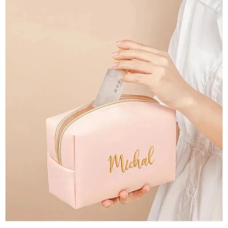 Borsa per il trucco con ricamo personalizzato - Pelle PU Saffiano portatile, kit cosmetico da toilette impermeabile per uomo e donna, nome personalizzato