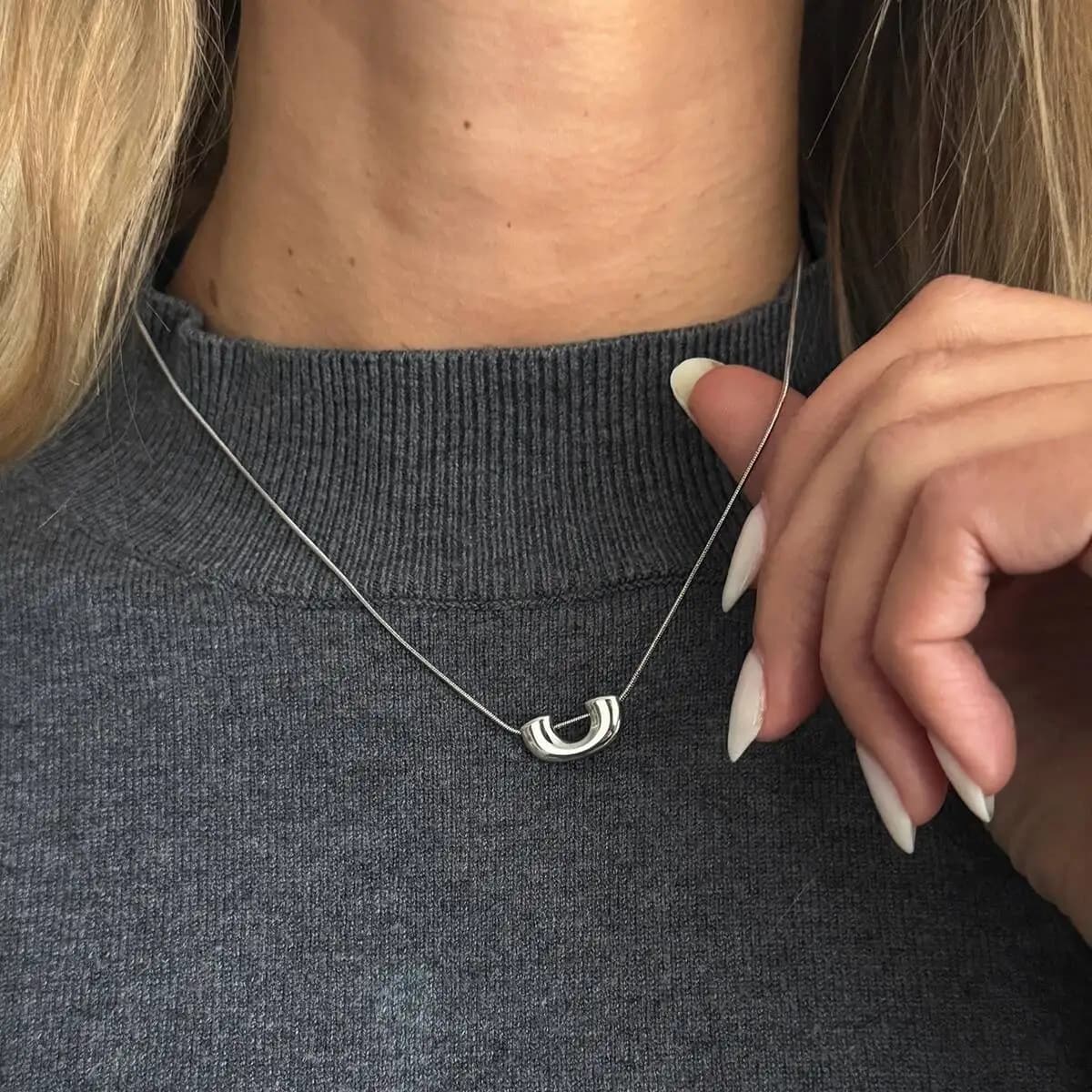 KunJoe Collana con ciondolo geometrico minimalista in acciaio al titanio per donna, collana con catena regolabile per clavicola, gioielli da indossare ogni giorno