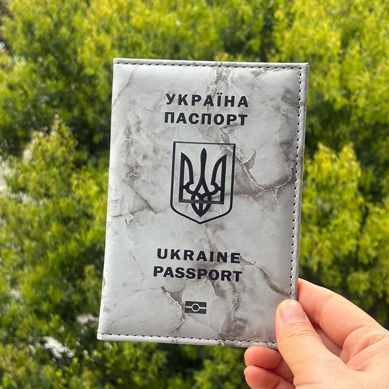 Copertina per passaporto con emblema nazionale dell'Ucraina, custodia per passaporto in pelle PU rosa marmorizzata, portafoglio da viaggio per donna e uomo