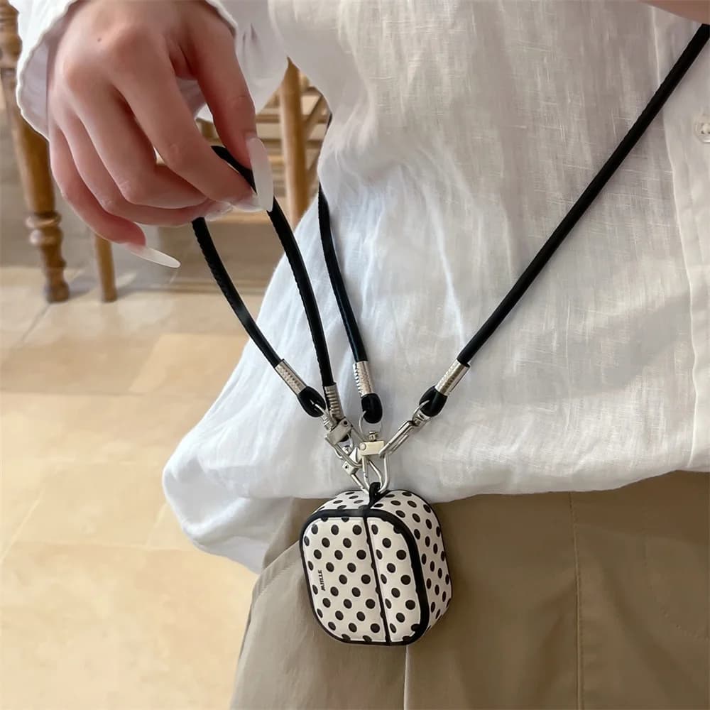 Custodia di lusso in pelle a pois con doppio cordino per auricolari AirPods 4 Pro 3 2 1, con tracolla e cinturino da polso, cover per cuffie wireless