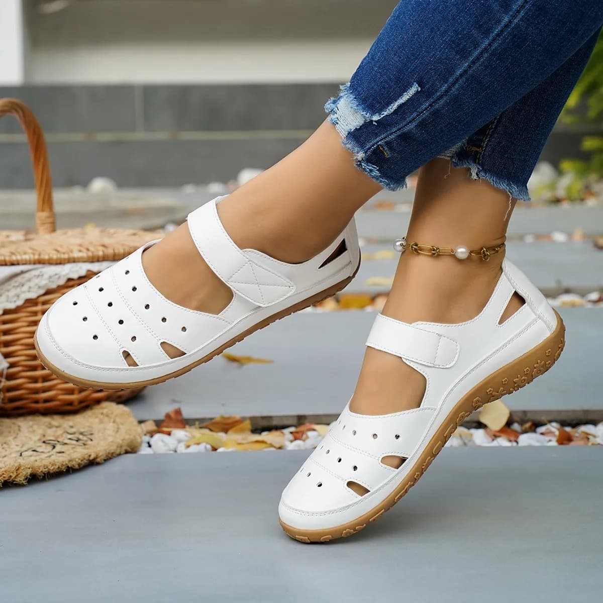 2026 New women's sandals dig out mother's shoes in leather women's apartments