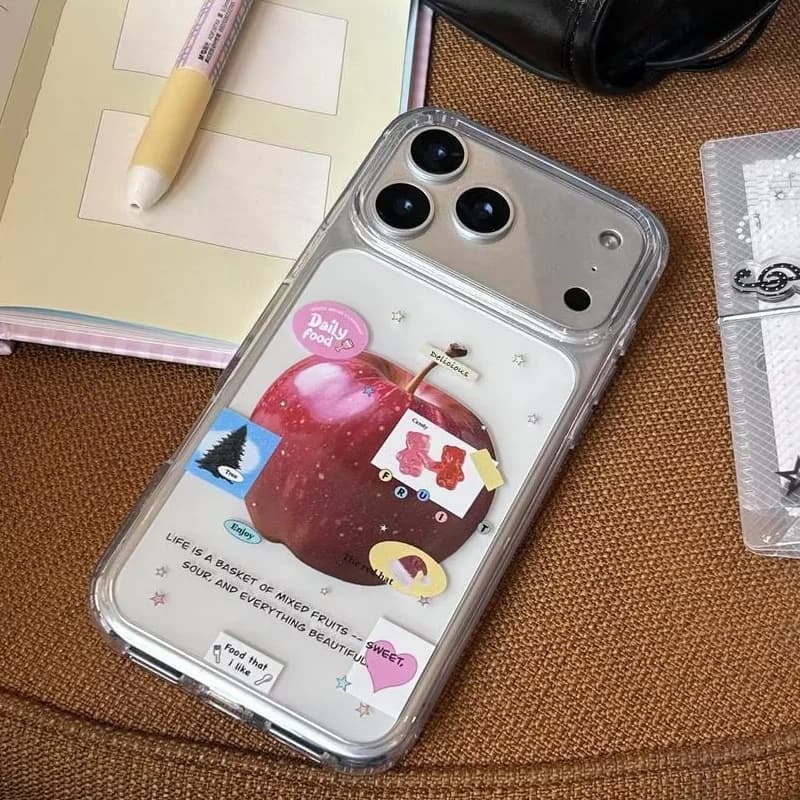 Cover Protettiva Antipolvere con Adesivi Orsetto Carino e Frutta Semplice per iPhone 17 AIR 16 15 14 13 12 11 PRO MAX MINI 7 8 PLUS