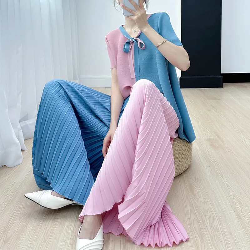 Set alla moda per l'estate delle donne nuovi pantaloni a gamba larga pieghettati con lacci e maniche corte