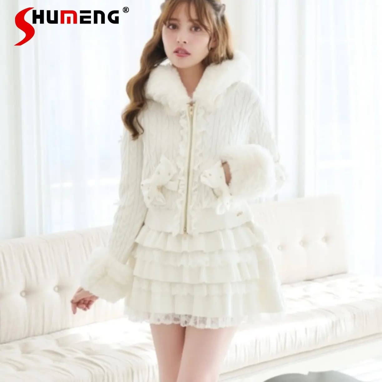 Set Due Pezzi per Donna: Cardigan Giapponese con Cerniera a Cuore, Peluche e Cappuccio, e Minigonna a Vita Alta