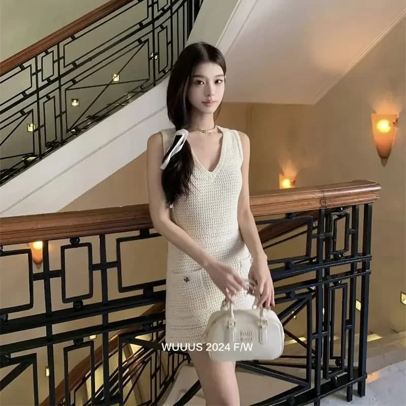 Nuovo abito estivo moda donna uncinetto lavorato a maglia senza maniche scollo a V tinta unita mini abiti a trapezio eleganti abiti da festa