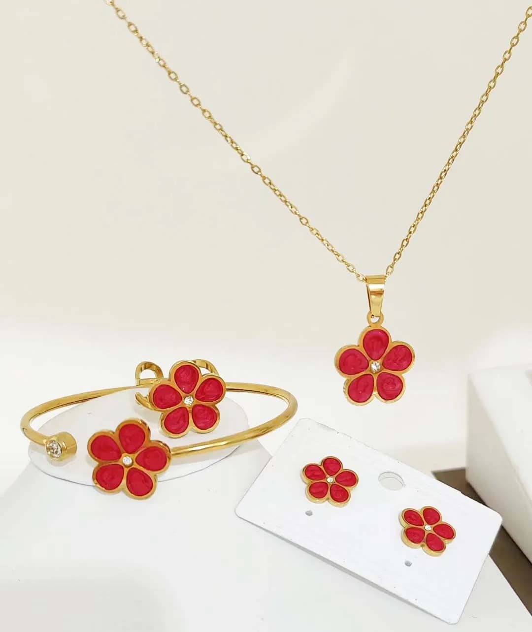 Set di 4 pezzi di design in erba a cinque foglie d'oro intarsiato con zirconi artificiali set di gioielli da donna alla moda