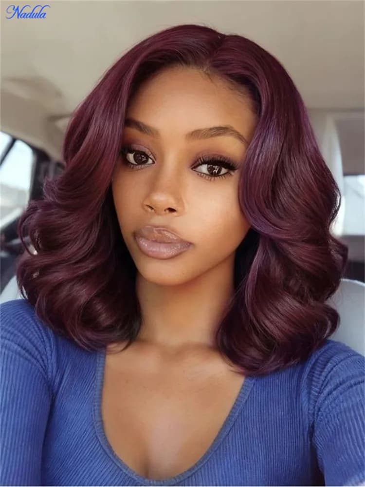Parrucca Bob Glueless Nadula Black Cherry con Frangia a Tenda, Onde Morbide, Senza Nodi, 7x5, Pre-Cut, in Pizzo Frontale, di Capelli Umani