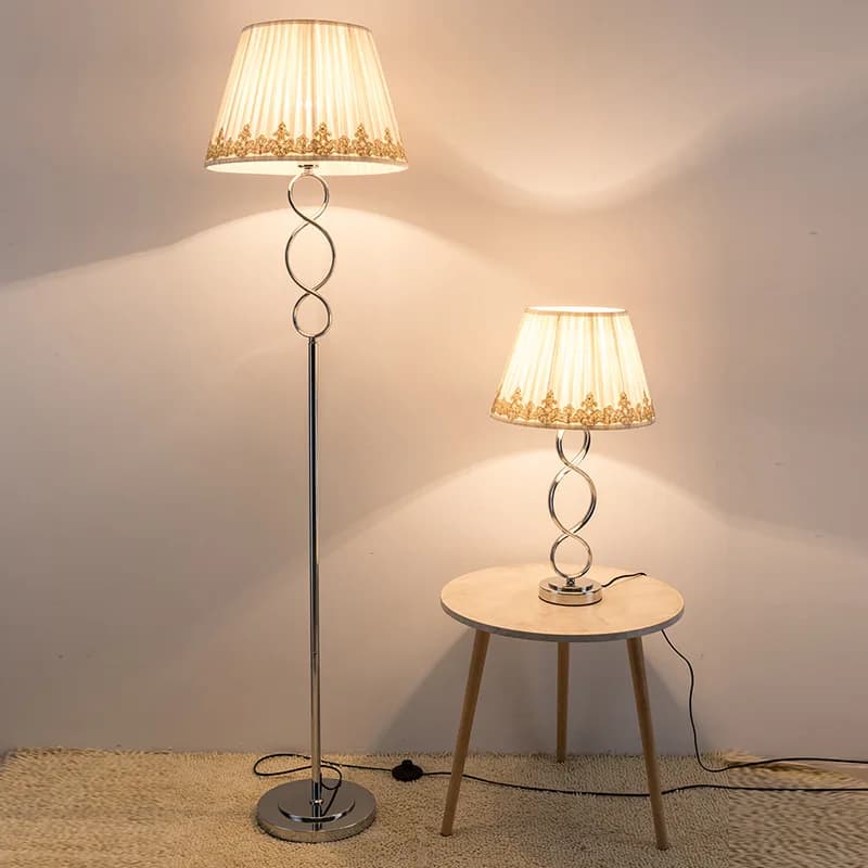 Lampada da tavolo con copertura in tessuto di ferro cromato europeo lampada da terra lampada da comodino per camera da letto del soggiorno dell'hotel luce calda e alla moda