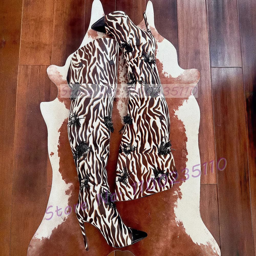 Stivali alti alla coscia con ciondolo in cristallo nero con stampa zebrata Stivali da donna sexy con punta a punta e tacchi alti a righe con frange ritagliate