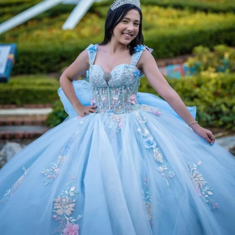 Abito Quinceanera azzurro cielo con spalle scoperte Stratificazione di pizzo glitter fiore decalcomania Fiocco abiti da 15 Quinceanera Personalizzato