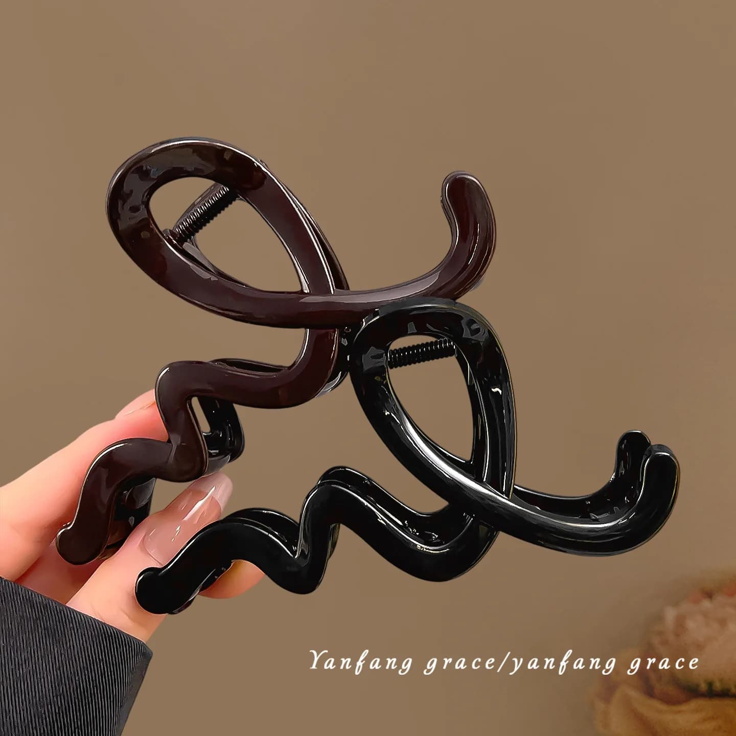 Oversized high-quality wavy hair clip for voluminous hair, a new Korean style hair clip for women's back of the head.