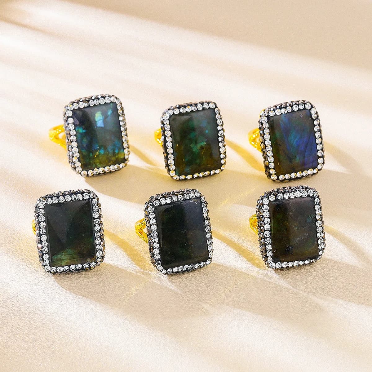 Un anello quadrato tempestato di diamanti leggero e lussuoso ed elegante, squisito e alla moda per le donne, con cerniera regolabile