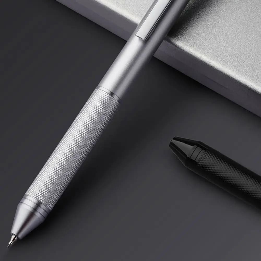 Penna Multifunzione in Metallo Semplice 4-in-1, Tipo a Pressione, Penna a Sfera a 3 Colori, Sensore di Gravità, Matita Meccanica 0.5mm per Studenti