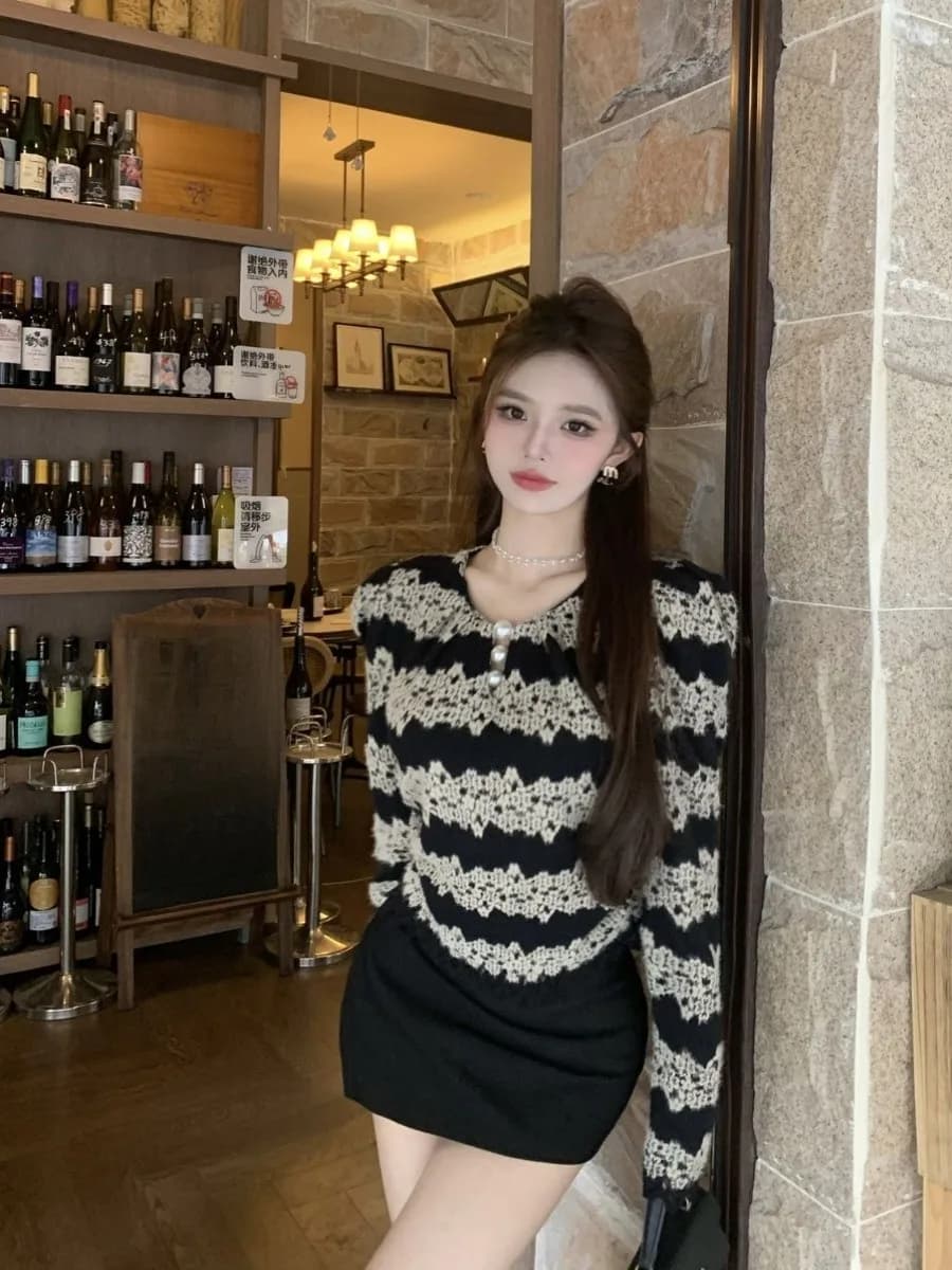 Retro round Neck Slim Fit Striped Lace Shirt Women's Autumn Design Hollow out Beaded Long Sleeve Top Trendy Winter T-Shirt