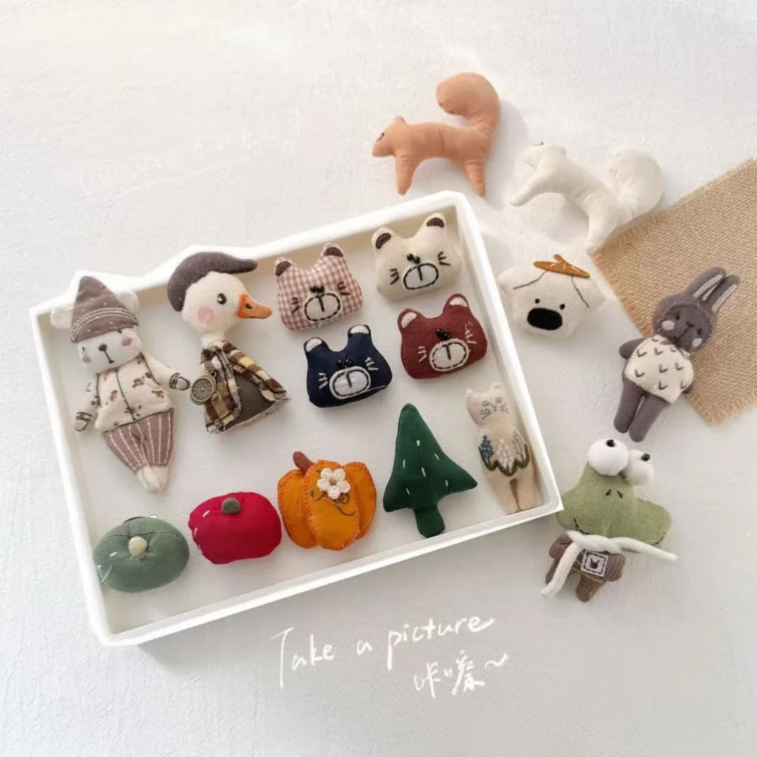 Spilla a forma di gatto carino, stile foresta, animale cartone animato in peluche 3D, accessorio per borsa, zaino, spilla gattino Kawaii, accessorio per abbigliamento