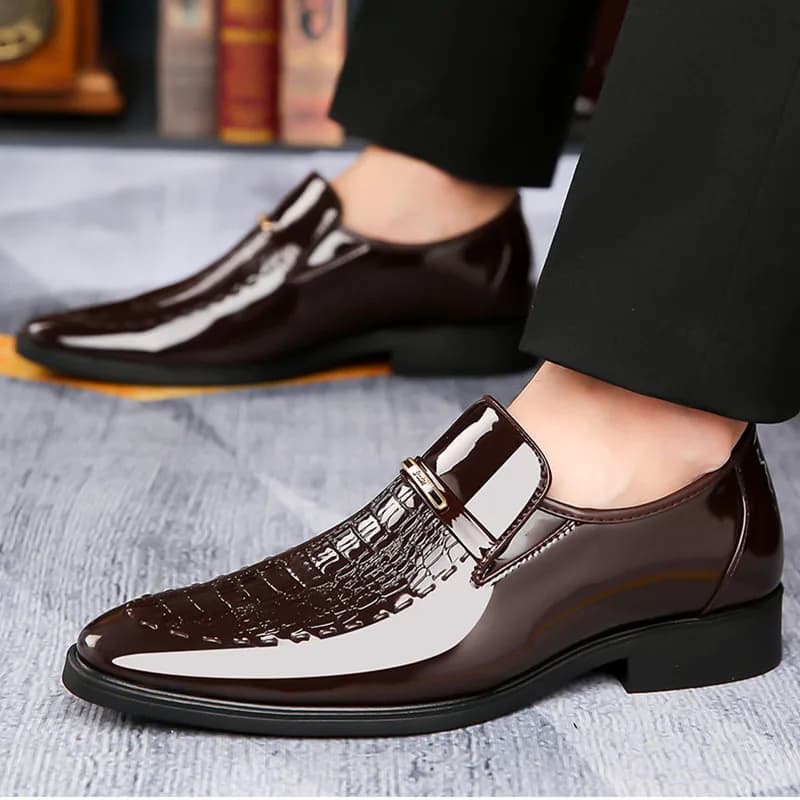 Scarpe da uomo in pelle PU con punta a punta alla moda Mocassini slip-on Calzature da abito formale da sposa di design britannico