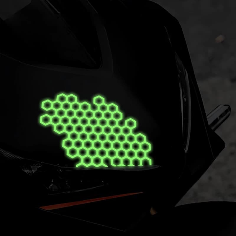 1PC adesivi moto a nido d'ape che si illuminano al buio impermeabili per casco da corsa moto serbatoio carburante carenatura scooter decalcomanie in vinile