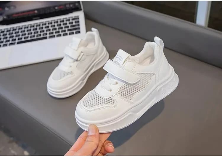 Le nuove scarpe da tennis per bambini con rete traspirante per la primavera 2026, sneakers bianche per bambini