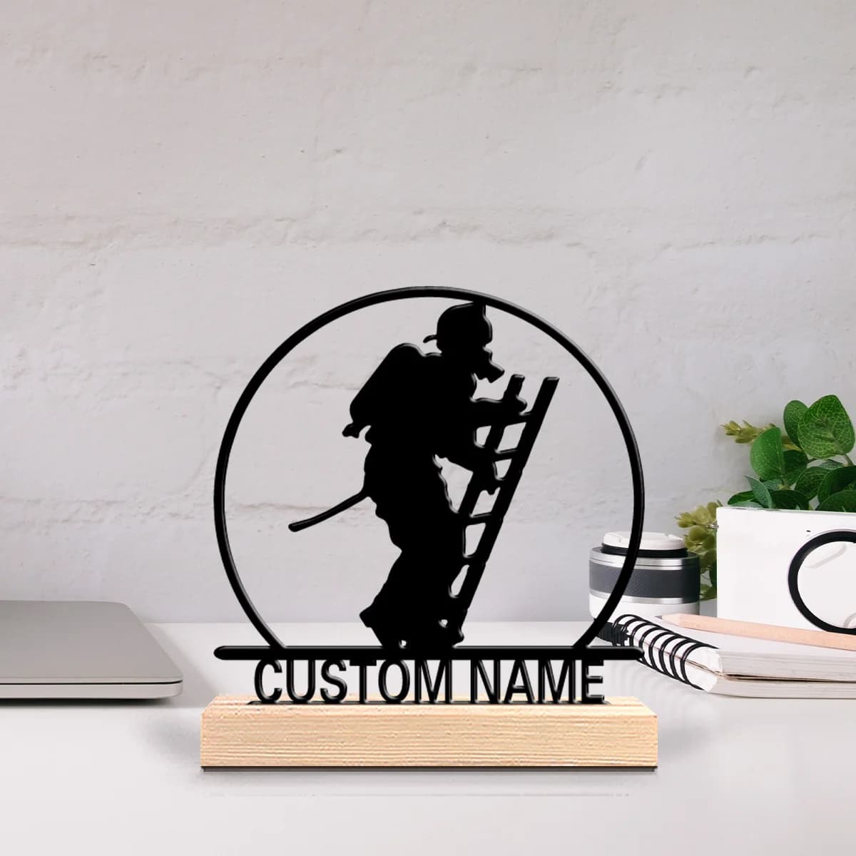 1 statuetta in metallo personalizzata con base in legno, decorazione da tavolo, ideale come regalo per i vigili del fuoco.