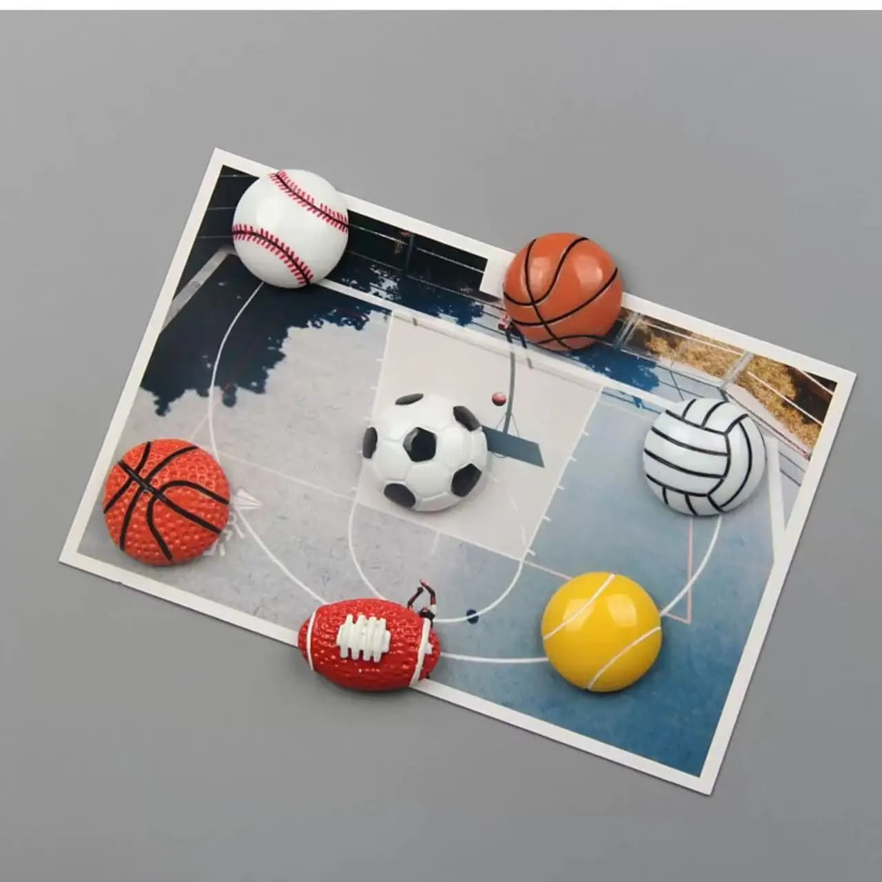 Magneti per frigorifero in resina magnetica con palla sportiva creativa dei cartoni animati, adesivi decorativi per basket, calcio, tennis