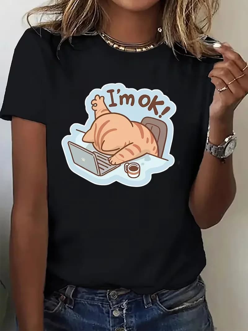 Gatto da lavoro simpatico: "Sto bene!" T-shirt da donna casual a maniche corte, con design fantasioso di gatto e laptop - Perfetta per lo streetwear quotidiano