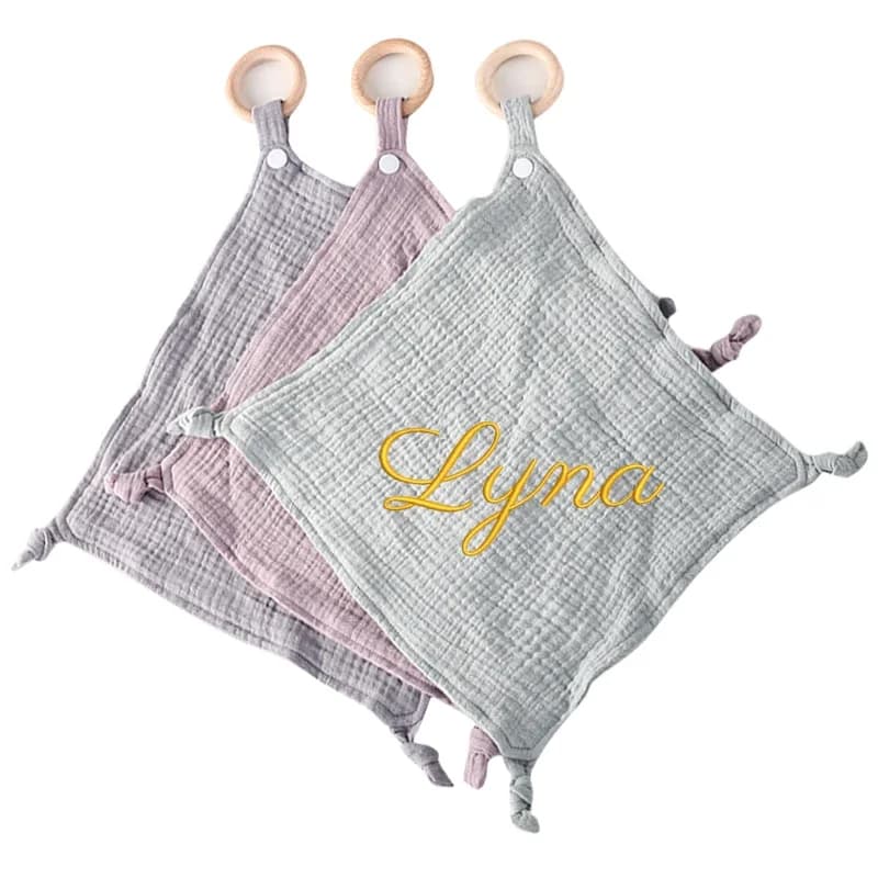 Nome personalizzato morbido asciugamano consolatore in cotone mussola neonato bambino lenire placare asciugamano Burp panno con anello massaggiagengive in legno regalo