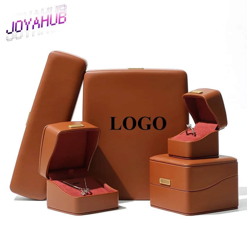 LOGO personalizzato Scatola di gioielli con bocca inclinata in pelle PU arrotondata di fascia alta Collana Orecchini Bracciale Ciondolo Scatola di imballaggio per anelli di gioielli